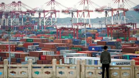 Los contenedores se ven en el puerto de aguas profundas de Yangshan en Shanghai, China. | Reuters