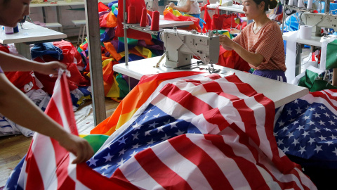 Un trabajador fabrica banderas nacionales de los Estados Unidos en la fábrica de banderas Jiahao en Fuyang, provincia de Anhui, China. | Reuters