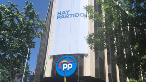 Nueva lona del PP, sin la cara de Pablo Casado, en la sede de Génova 13. PP