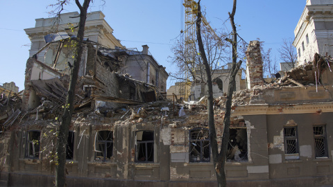 Un edificio administrativo en Jarkov, noreste de Ucrania, destruido por los bombardeos rusos, a 18 de octubre de 2022.