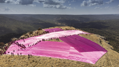 Lazo rosa de 25 metros por 275 metros desplegado por mas de 540 voluntarios en la montaña gemelar de las Tetas de Viana (Guadalajara) para concienciar en la lucha contra el cáncer, a 8 de octubre de 2022.