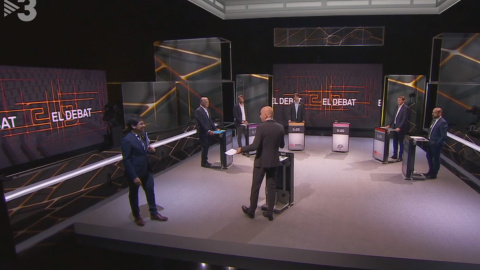 Aleix Sarri, de Junts per Catalunya, en el momento de abandonar el plató del debate electoral en TV3.