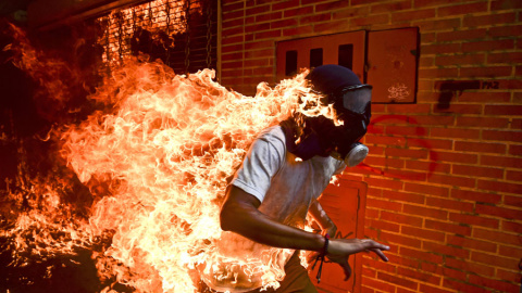 La imagen ganadora del World Press Photo, del venezolano Ronaldo Schemidt.