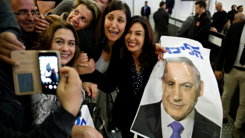 Partidarios del Partido Likud sostienen una fotografía del primer ministro Benjamin Netanyahu para la campaña electoral israelí. / REUTERS - AMIR COHEN