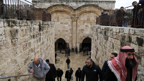 Personas en la Puerta Dorada de Jerusalén. / REUTERS - AMMAR AWAD