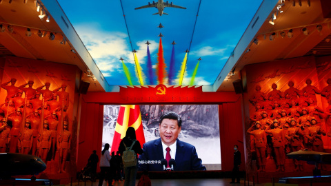 Una pantalla gigante con la imagen del presidente chino Xi Jinping, en el Museo Militar de la Revolución Popular China, Pekín. REUTERS/Florence Lo