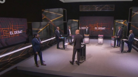 Àlex Sarri, de Junts per Catalunya, en el moment d'abandonar el plató del debat electoral a TV3.