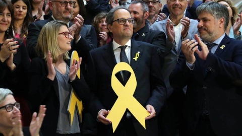 El nuevo presidente de la Generalitat, Quim Torra, posa con un lazo amarillo en recuerdo de los politicos encarcelados. /EFE