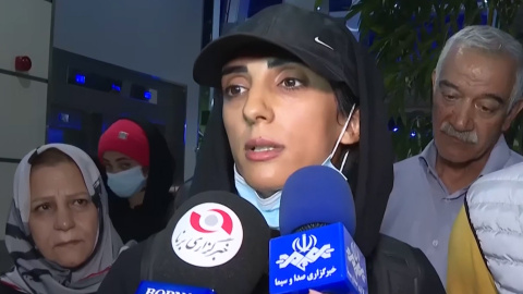 La escaladora iraní Elnaz Rekabi responde ante los medios