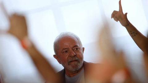 El expresidente de Brasil y candidato a la presidencia, Luiz Inácio Lula da Silva, participa en un acto donde recibió a la imagen la imagen de Nuestra Señora de Aparecida del fraile David