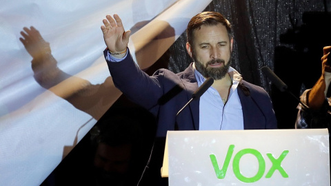 28/04/2019.- El presidente de Vox, Santiago Abascal, valora los resultados electorales en la madrileña plaza Margaret TCarlos Hidalgo