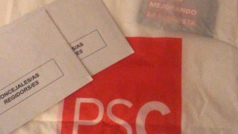 Propagandel del PSC de La Llagostera en una bolsa. PÚBLICO