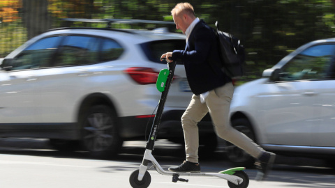 Un usuario de patinete eléctrico en Madrid. EFE