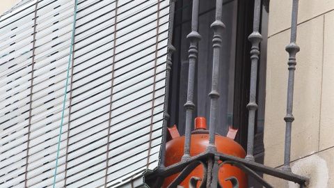 Bombona de butano en el balcón de una vivienda en Madrid. E.P.