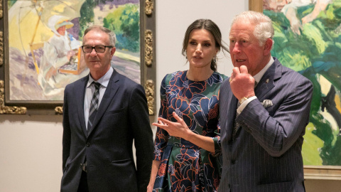 Letizia conversa con el príncipe Carlos de Inglaterra ante el ministro de Cultura y Deporte, José Guirao, durante la inauguración de la exposición ‘Sorolla: spanish master of light’ EFE/ Angeles Rodenas