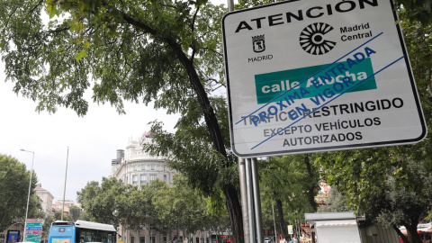 Vista de una señal vertical situada en la Calle de Atocha que el Ayuntamiento de Madrid | EFE