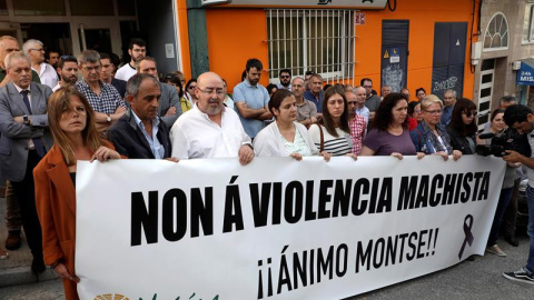 La sede central de Unions Agrarias en Santiago de Compostela muestra, esta tarde con una concentración de sus trabajadores, la repulsa contra la acción violenta en contra de la compañera, Montserrat López. /EFE