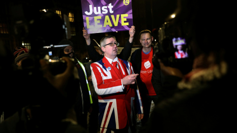 Manifestante pro-brexit, vestido con los colores de la bandera del Reno Unido, delante del Parlamento británico, en Westminster (Londres). REUTERS/Kevin Coombs