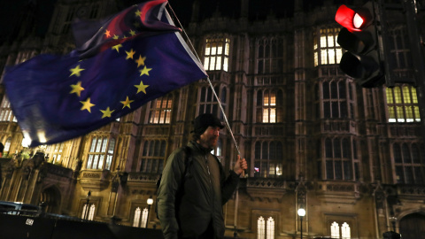 Un manifestante anti-brexit con la bandera de la UE delante del Parlamento británico, en Westminster (Londres). REUTERS/Kevin Coombs