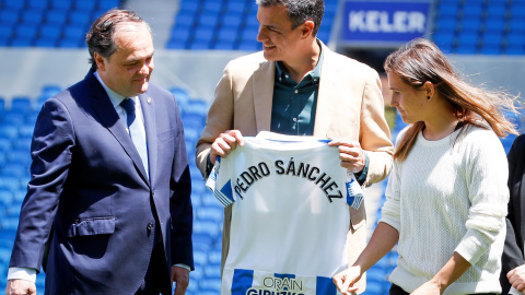 El presidente del Gobierno, Pedro Sánchez, junto al presidente de la Real Sociedad, Jokin Aperribay, y la capitana del equipo, Sandra Ramajo, en el estadio de Anoeta de San Sebastián, a donde ha acudido para felicitar a las jugadoras de la Real Sociedad