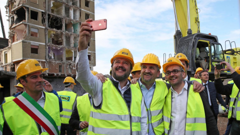 El ministro del Interior italiano y vicepresidente del Gobierno, Matteo Salvini (2i), se fotografía junto a empleados de la construcción, este lunes en Zingonia (Italia). EFE/ Paolo Magni