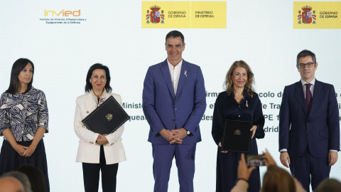 El presidente del Gobierno Pedro Sánchez (c), junto a la ministra de Defensa Margarita Robles (2i), la ministra de Transportes, Movilidad y Agenda Urbana Raquel Sánchez Jiménez (2d), el ministro de Presidencia Félix Bolaños (d) y la delegada del Gobi