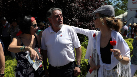 15/5/2019.- El candidato del PSOE a la alcaldía de Madrid, Pepu Hernández, conversa con dos personas durante el recorrido que realizó este miércoles en el parque de San Isidro.- EFE