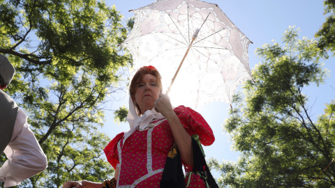 15/5/2019 Una mujer vestida de chulapa se protege del sol con un paraguas en los alrededores de la Ermita del Santo.- EFE