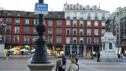 Un cartel de WiFi gratis en la Plaza Mayor de Valladolid.