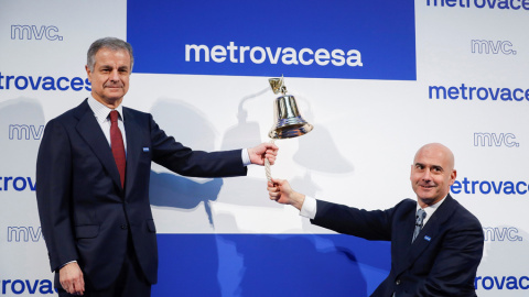 El presidente de Metrovacesa, Ignacio Moreno Martínez, junto al consejero delegado, Jorge Pérez de Leza (d), realiza el tradicional toque de campana en el debut bursátil de la inmobiliaria. EFE/Emilio Naranjo