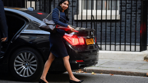 La ministra del Interior británica, Suella Braverman , camina por Downing Street, en Londres, Gran Bretaña, el 11 de octubre de 2022.