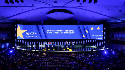 Vista de los principales candidatos a la Presidencia de la Comisión Europea durante su debate en el hemiciclo del Parlamento Europeo y retransmitido por Eurovisión. EFE / OLIVIER HOSLET