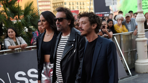 Noémie Merlant, ISaki Lacuesta y Nahuel Pérez Biscayart, en el Festival de San Sebastián.