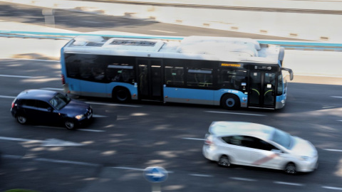 Un autobús de la Empresa Municipal de Transportes madrileña (EMT), en Atocha, a 1 de septiembre de 2022, en Madrid.