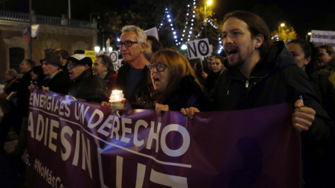 El líder de Podemos, Pablo Iglesias, asiste a la manifestación que la plataforma #NoMásCortesDeLuz ha convocado en Madrid, contra la pobreza energética. EFE/Kiko Huesca