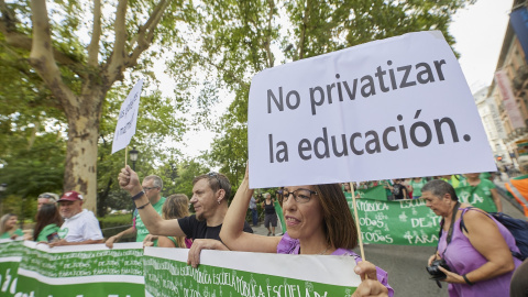 Varias personas protestan durante una marcha por la educación pública entre Neptuno y Cibeles, el pasado 9 de septiembre de 2023, en Madrid- - Jesús Hellín | EUROPA PRESS