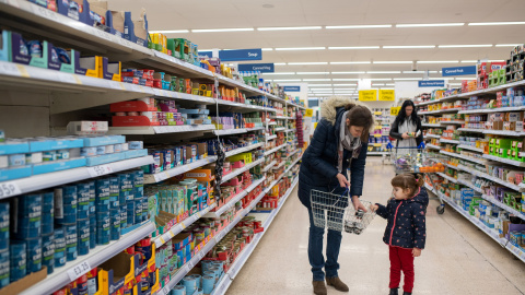 Una madre y su hija haciendo la compra en un supermercado de Londres. | Reuters