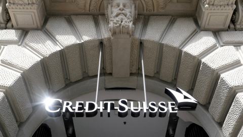 El logo del banco Credit Suisse, a la entrada de su sede en Zurich (Suiza). REUTERS/Arnd Wiegmann