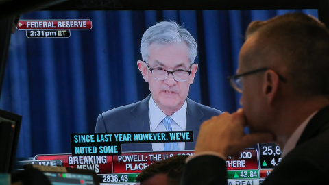 Un operador de la Bolsa de Nueva York, en Wall Street, observa en un monitor de tv la rueda de prensa del presidente de la Reserva Federal, Jerome Powell. REUTERS/Brendan McDermid