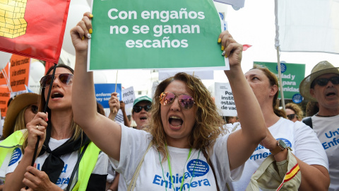 18/06/2022 Una mujer sostiene una pancarta durante una manifestación contra el “abandono” de la sanidad pública en Madrid