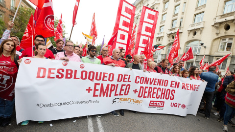 Centenares de personas pertenecientes a sindicatos de CCOO, UGT y Semaf se concentran ante el Congreso de los Diputados, a 19 de octubre de 2022, en Madrid (España)