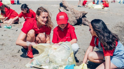 La nadadora olímpica Mireia Belmonte, embajadora del Santander para la limpieza de playas y cauces de ríos, junto a voluntarios del banco y sus familiares