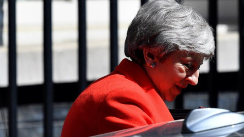 La primera ministra británica, Theresa May, sale de su residencia para dirigirse a la sesión de control en el Parlamento. EFE