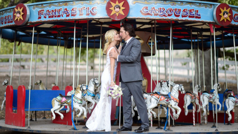  Una pareja posa en su boda junto al carrusel del amor.-Frazer Harrison (AFP)