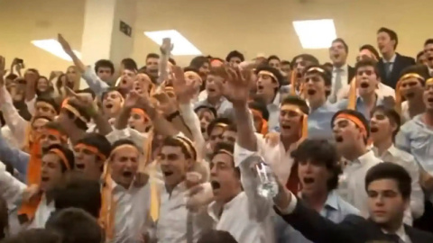  Alumnos del Colegio Mayor Elías Ahuja haciendo el saludo fascista.