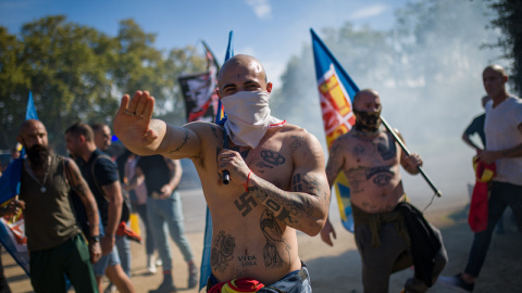  Uno de los participantes en la manifestación neonazi del día de la Hispanidad, a 12 de octubre de 2022, en Barcelona.- EP