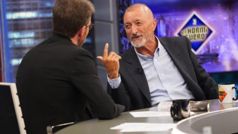  Reverte levanta el dedico en señal de 'te voy a explicar movidas'.