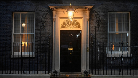 Vista al atardecer de la entrada del número 10 de Downing Street, donde tiene su sede y su residencia el jefe del Gobierno británico, en Londres. REUTERS/Toby Melville