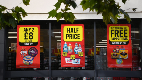 Carteles anunciando varias ofertas en un supermercado en Londres. EFE/EPA/ANDY RAIN