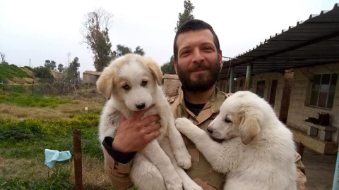 El anarquista Lorenzo Orsetti, en compañía de dos hermosos perros, a los que amaba./FERRAN BARBER